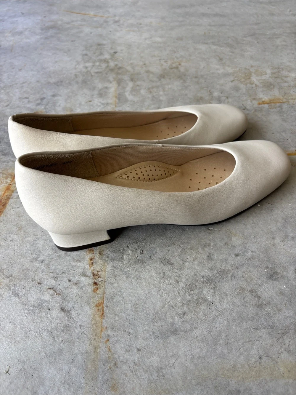 Ros Hommerson Cream Leather Low Heels sz 9 Bridal Minimalist Office Chic